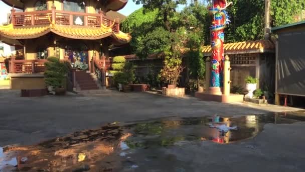 在泰国曼谷Chee Chin Khor寺庙的八层高塔旁边 与一架无人驾驶飞机一起飞行 — 图库视频影像