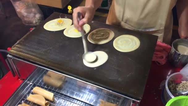 Preparing Thai Crepes Khanom Bueang Bangkok Thailand — Stock Video