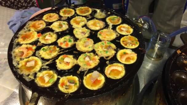 バンコクの市場でのカノム クルック ココナッツ パンケーキの準備 — ストック動画