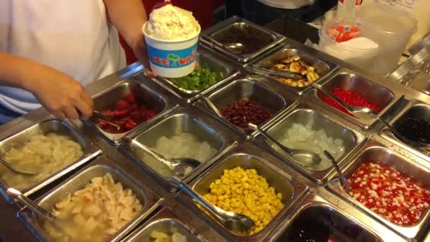 在泰国曼谷的一个市场上订购水果冰块 — 图库视频影像