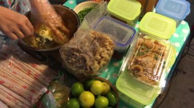 Tayland, Bangkok 'ta bir markette Tayland yemeği hazırlıyorum.