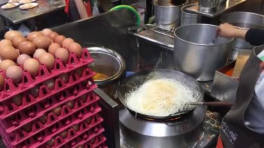 Bangkok Tayland 'ın en ünlü Pad Thai restoranlarından Thip Samai' de Pad Thai hazırlıyorum.