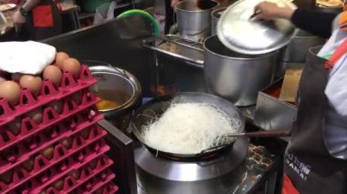 Bangkok Tayland 'ın en ünlü Pad Thai restoranlarından Thip Samai' de Pad Thai hazırlıyorum.