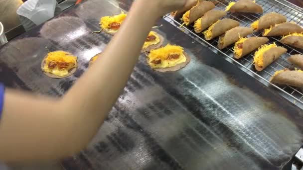 Färdigställande Thailändska Crepes Khanom Bueang Bangkok Thailand — Stockvideo