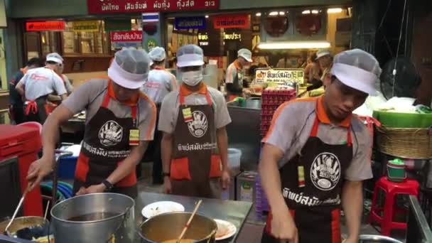 Personas Que Preparan Pad Thai Thip Samai Uno Los Restaurantes — Vídeo de stock