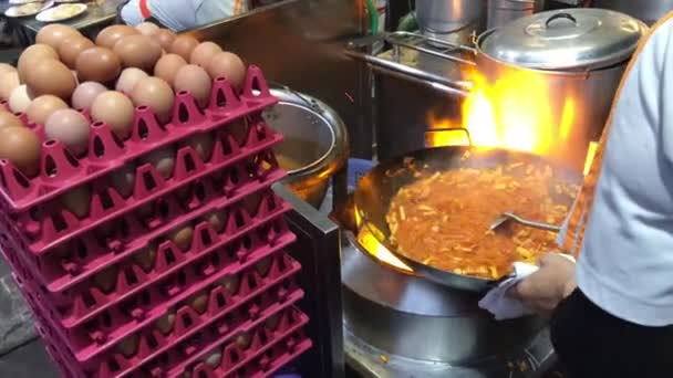 バンコクで最も有名なパッタイ料理店の1つであるThip Samaiでのパッタイ料理の準備 — ストック動画