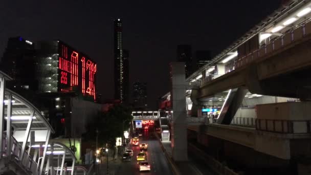バンコクのマラソン地区にあるチョン ノンシBts駅の隣の交通 — ストック動画
