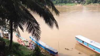Luang Prabang, Laos, Asya 'daki Mekong Nehri' nde uzun kuyruklu tekneler.