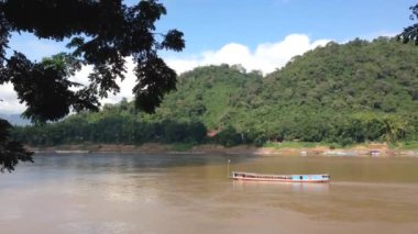 Luang Prabang, Laos, Asya 'daki Mekong Nehri' nde uzun kuyruklu tekne.