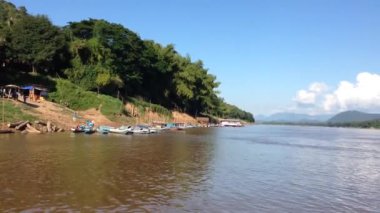 Luang Prabang, Laos, Asya 'daki Mekong Nehri' ni geçmek.