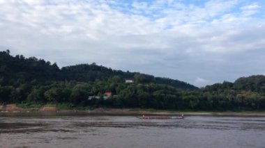 Luang Prabang, Laos, Asya 'daki Mekong Nehri' nde kürekçiler.