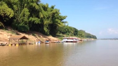 Luang Prabang, Laos, Asya 'daki Mekong Nehri' ni geçmek.