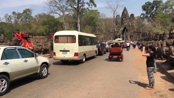 Dopravní Zácpa Jízda Slonech Masová Turistika Angkor Wat Kambodži — Stock video