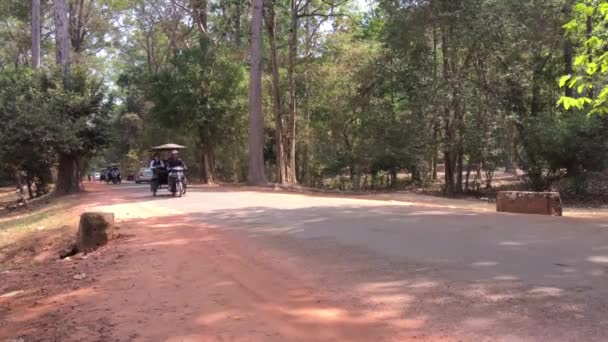 Tuk Tuk Com Turistas Que Passam Por Angkor Wat Camboja — Vídeo de Stock