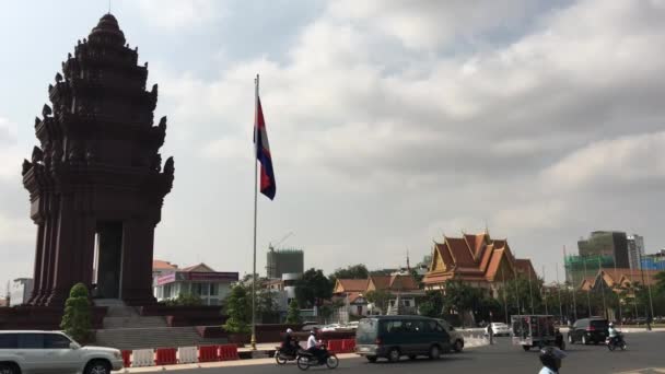 Forgalom Függetlenségi Emlékmű Körül Phnom Penh Kambodzsában — Stock videók