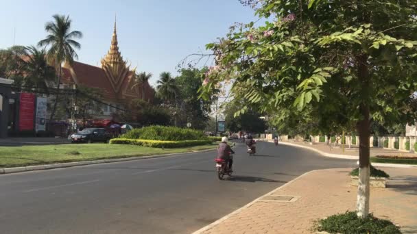 Trafik Gatorna Phnom Penh Kambodja — Stockvideo