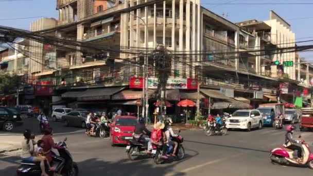 Korsning Med Trafik Och Elledningar Centrala Phnom Penh Cambodia — Stockvideo