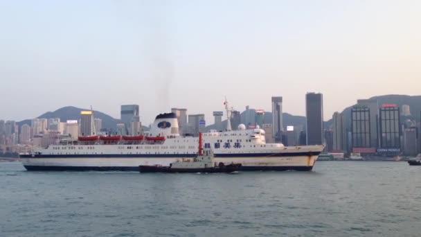 Stora Gamla Kryssningsfartyg Med Hongkong Skyline Bakgrunden — Stockvideo