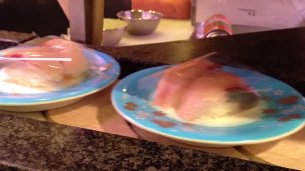 Sushi Tågplåtar Med Sushi Placeras Ett Roterande Transportband — Stockvideo