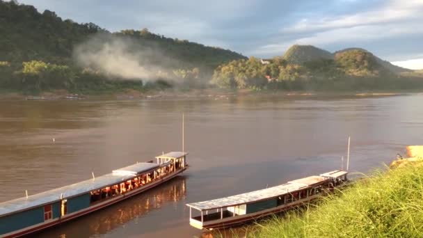 Långstjärtad Båt Avgår Vid Floden Mekong Luang Prabang Laos Asien — Stockvideo