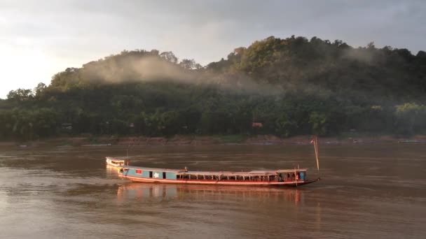 Långstjärtad Båt Vid Floden Mekong Luang Prabang Laos Asien — Stockvideo