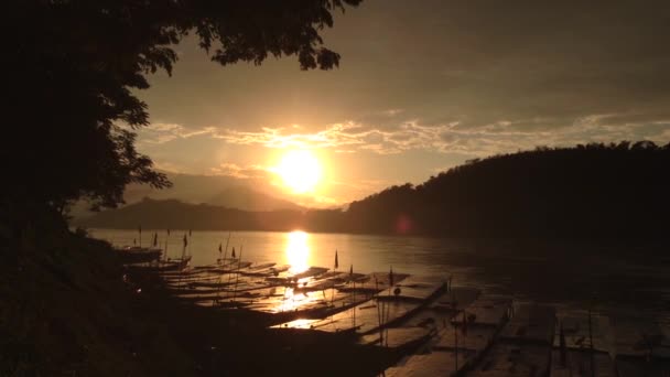 Západ Slunce Řeky Mekong Dlouhoocasými Čluny Luang Prabang Laos Asie — Stock video