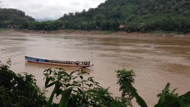 位于亚洲老挝卢安普拉邦湄公河的长尾船 — 图库视频影像