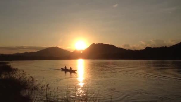Ηλιοβασίλεμα Στον Ποταμό Μεκόνγκ Μια Μικρή Βάρκα Που Περνά Από — Αρχείο Βίντεο