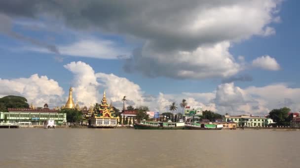 Atravessando Rio Irrawaddy Pathein Mianmar Birmânia — Vídeo de Stock