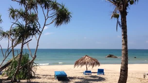 Ngwe Saung Beach Met Strandstoelen Parasol Myanmar Birma — Stockvideo