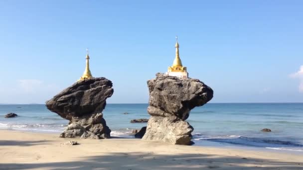 Kyauk Maumghnama Pagoda Bij Ngwe Saung Beach Myanmar Birma — Stockvideo