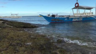 Filipinler, Bohol 'daki Balicasag Adası sahilindeki Catamaran Teknesi