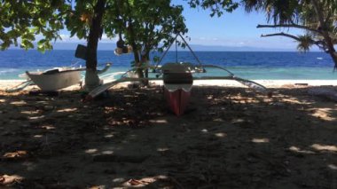 Filipinler, Bohol 'daki Balicasag Adası sahilinde Catamaran Tekneleri