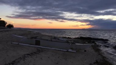 Filipinler, Bohol 'daki Balicasag Adası' nda Catamaran Teknesi ve Günbatımı