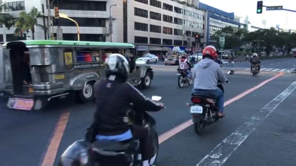 Jeepneys Och Annan Trafik Vid Ett Vägskäl Centrala Makati Manila — Stockvideo