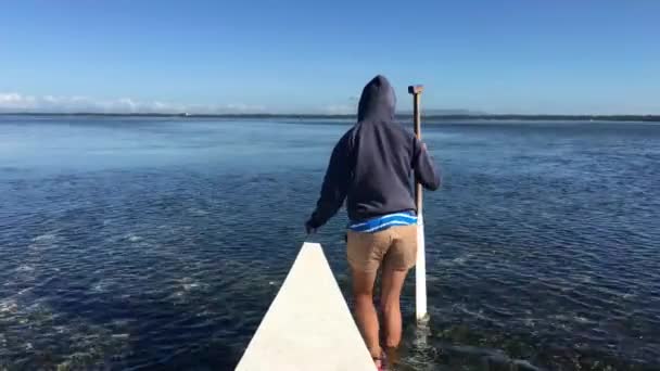 Flicka Promenader Med Lågvatten Framför Katamaran Båt Panglao Bay Bohol — Stockvideo