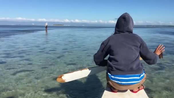 Flicka Framför Katamaran Båt Lågvatten Panglao Bay Bohol Filippinerna — Stockvideo