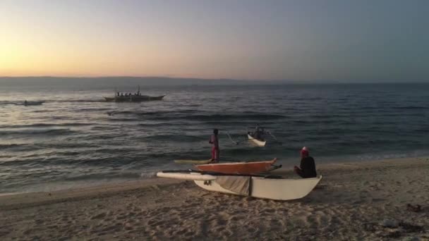 Catamarano Barca Gente Del Posto Sulla Spiaggia Nell Isola Balicasag — Video Stock