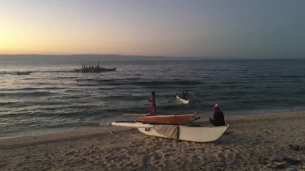 Catamaran Σκάφος Και Ντόπιοι Στην Παραλία Στο Νησί Balicasag Στο — Αρχείο Βίντεο