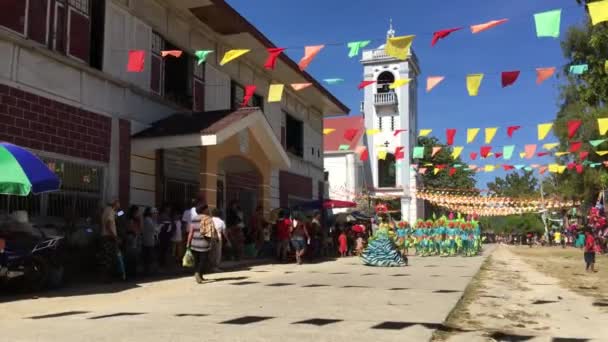 Çocuklar Filipinler Deki Santo Nino Anda Kilisesi Önünde Geçit Töreni — Stok video