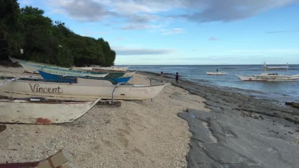 Katamaran Boote Und Kinder Spielen Strand Von Balicasag Island Bohol — Stockvideo