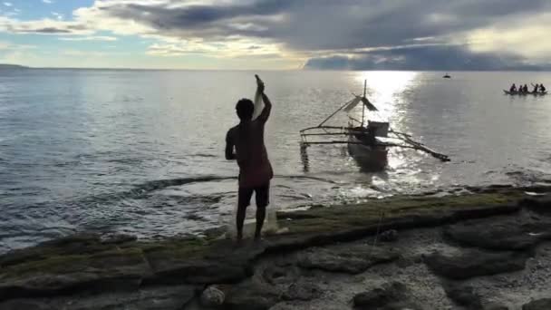 Fischer Silhouette Bei Sonnenuntergang Auf Der Insel Balicasag Bohol Auf — Stockvideo