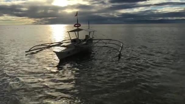 Catamaran Σκάφος Και Ηλιοβασίλεμα Στο Νησί Balicasag Στο Bohol Των — Αρχείο Βίντεο
