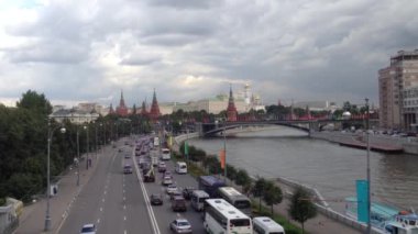 Moskva Nehri 'nin yanında Moskova, Rusya' da arka planda kremlin olan trafik.