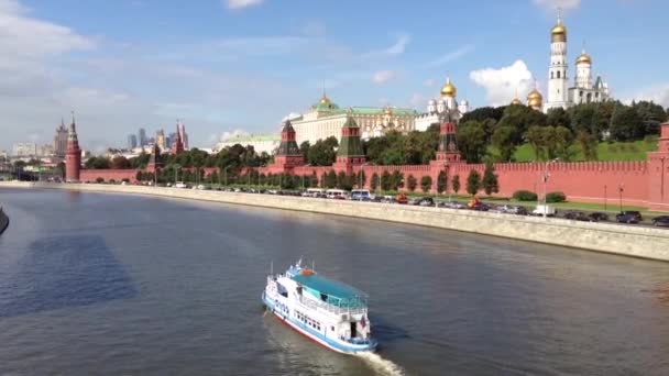 Cruiseschip Bij Moskva Rivier Met Het Kremlin Achtergrond Moskou Rusland — Stockvideo