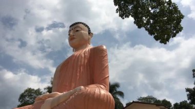 Hidellana 'daki Samadhi Buda Heykeli, Ratnapura Sri Lanka' daki Weeragoda Sri Maha Tapınağı