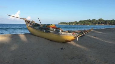 Sri Lanka 'daki Arugam Körfezi sahilinde geleneksel katamaran balıkçı teknesi.