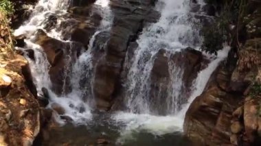 Sri Lanka 'da büyük bir şelaleye doğru eğil.