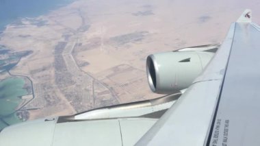 Katar Havayolları Birleşik Arap Emirlikleri üzerinden Doha Katar 'a doğru uçuyor.