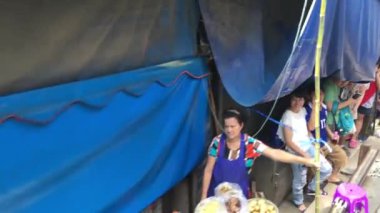 Trenle Samut Songkhram Tayland 'daki Maeklong Demiryolu Pazarı' na varmak.